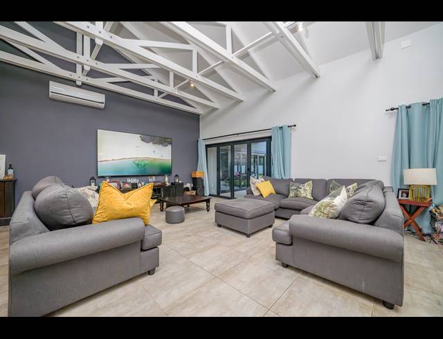 4 BEDROOM FREEHOLD FOR SALE IN COWIES HILL